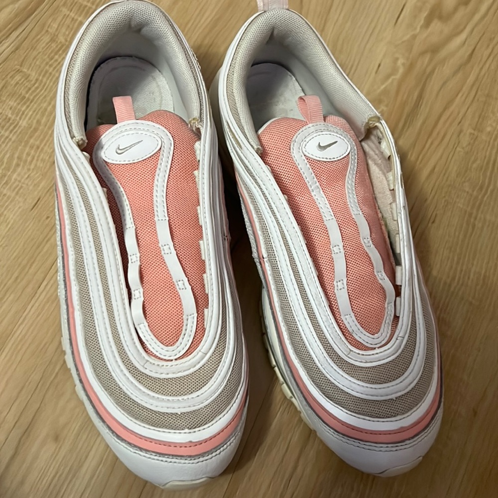 Well kept Nike air max clean everything time was worn woman 8 1/2